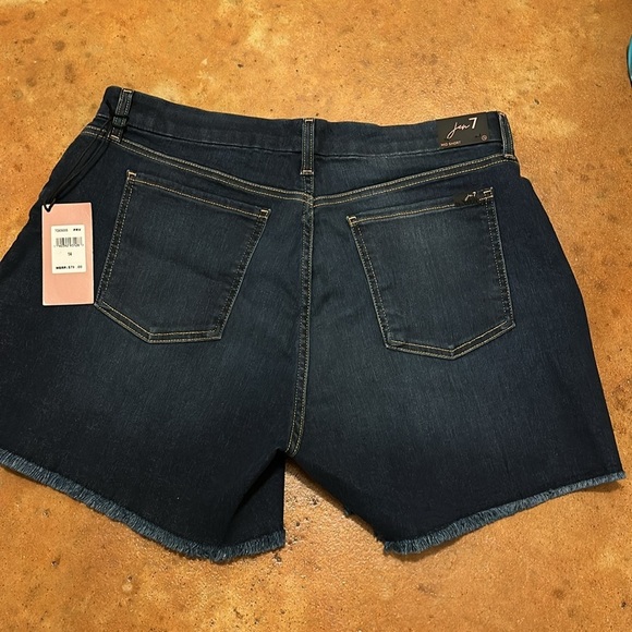 NWT Jen 7 short. Varying sizes. - Picture 4 of 6